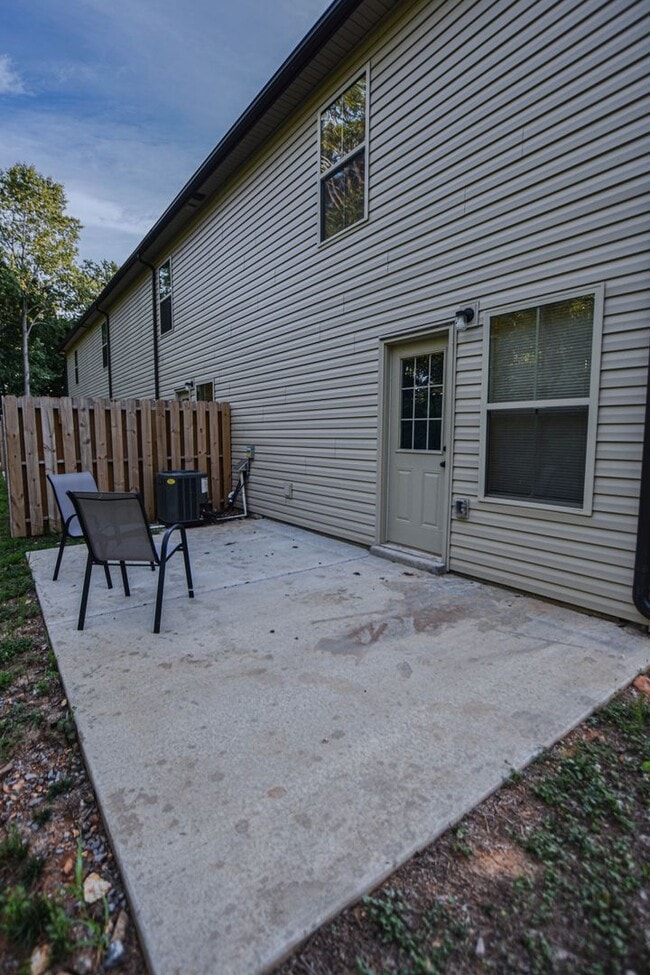 Building Photo - 219 Smithson Ln