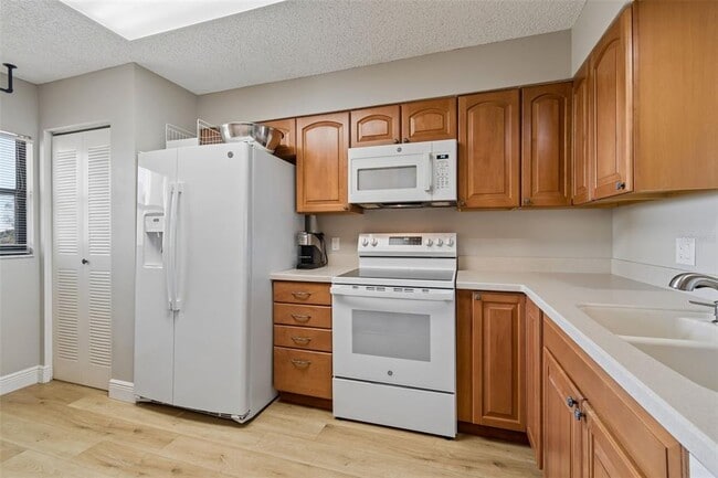 Building Photo - 900 Cove Cay Dr
