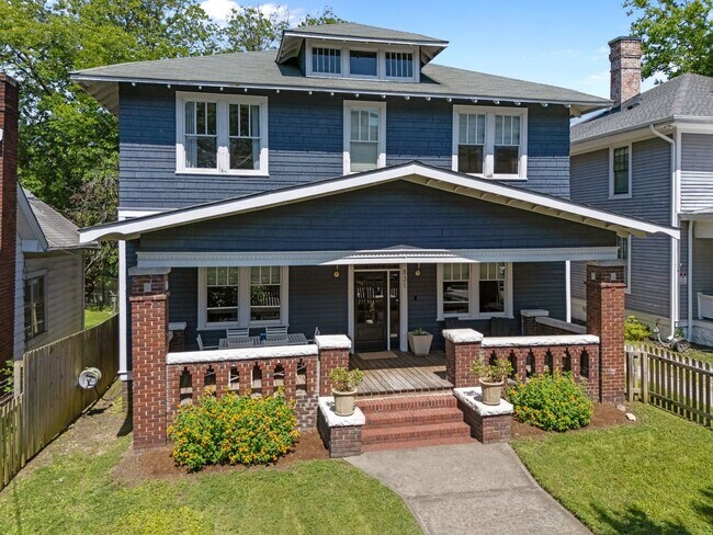 Building Photo - Gorgeous Renovation near Downtown Durham -...