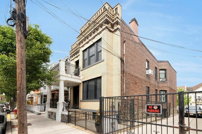 Building Photo - 722 27th St