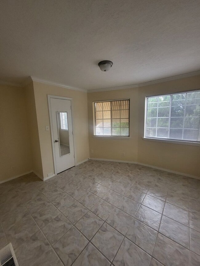 Building Photo - North valley 3 bedroom 2/BA 1245/sf 1/CG 2...