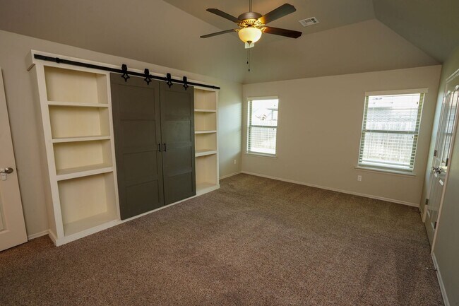 Building Photo - 3 Bed | 2 Bath in New Tulsa!