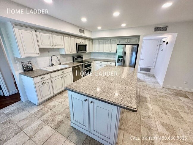 Building Photo - 8084 E Del Laton Dr