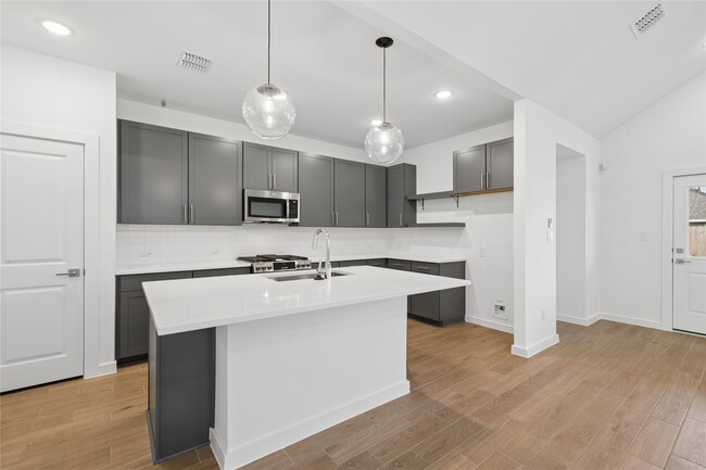 Building Photo - 698 Daniels Lk Ln