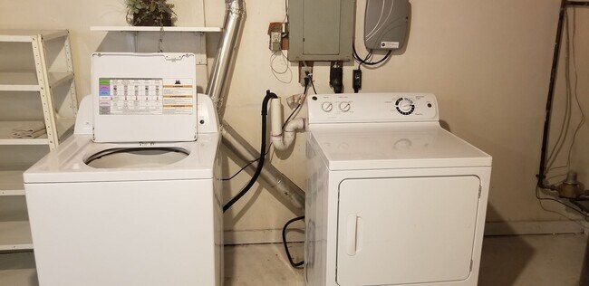 Building Photo - HALF OFF FIRST MONTH'S RENT SPECIAL! 2 Bedroom 1 Bath Condo