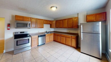 Building Photo - 1369 Summit St