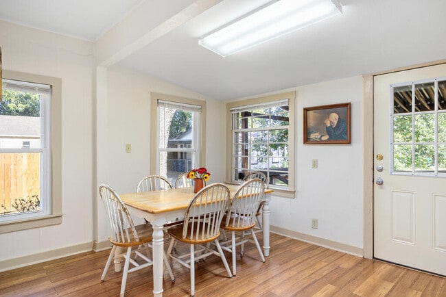 Building Photo - 324 Lytle St