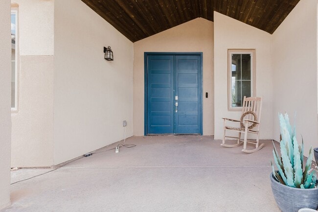 Building Photo - Modern 5 Bedroom Home with Solar Panels - MOVE IN SPECIAL: FIRST MONTH FREE!