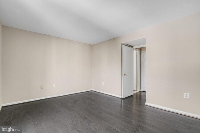 Building Photo - 6139 Leesburg Pike
