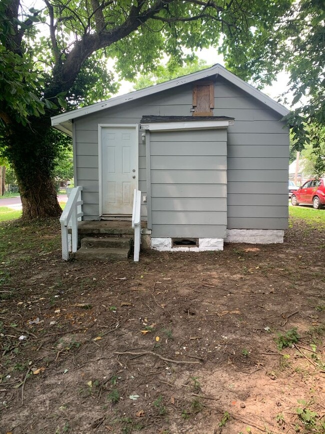 Building Photo - Updated 2 bed/1 bath, 800 sqft home!