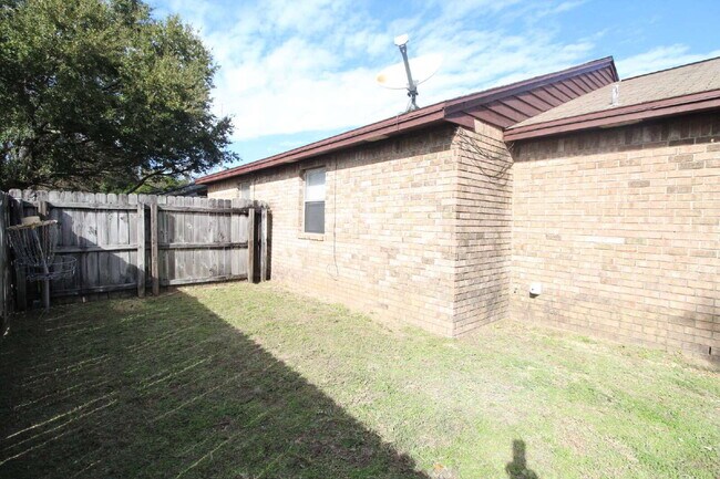 Building Photo - Spacious 2-Bed, 1-Bath Gulf Breeze Duplex Just Past the National Seashore with Updated Kitchen, F...