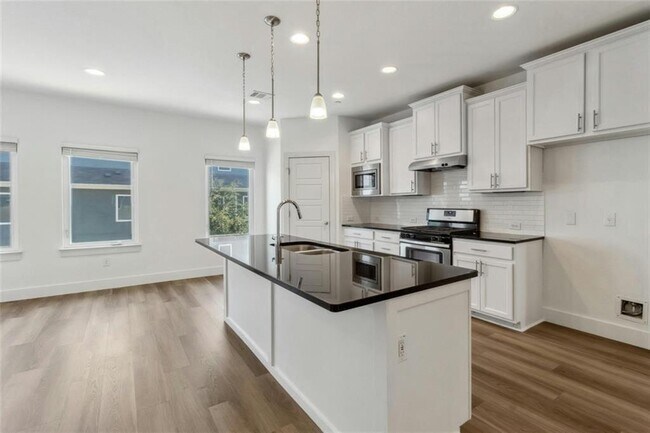 Building Photo - 7205 Bassett Ct
