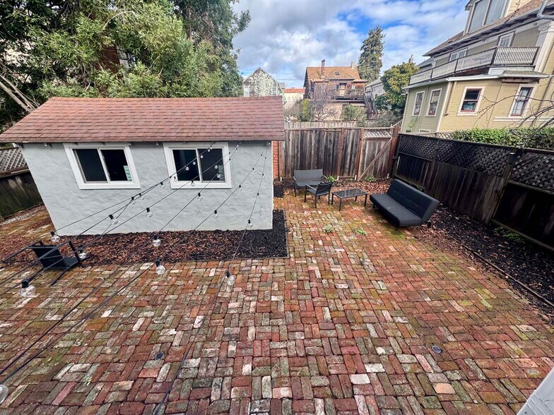 Building Photo - 2209 Haste St