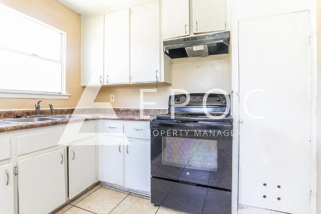 Building Photo - 904 Florence Rd