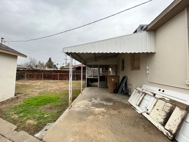 Building Photo - Centrally located 3-bedroom house