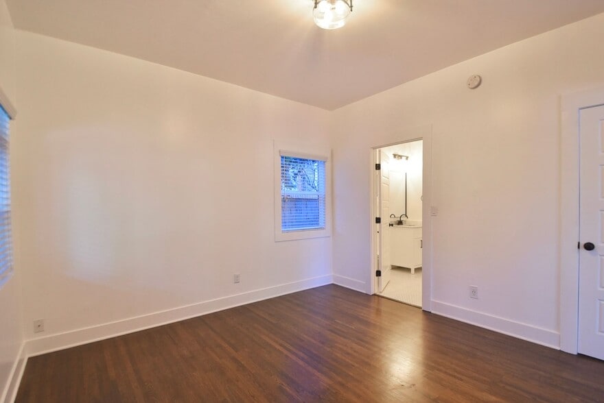 Building Photo - 2214 Elsinore St