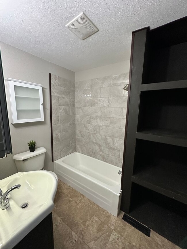Building Photo - 3 Bedroom, 1 Bathroom Home for Rent in Evansdale, Ia
