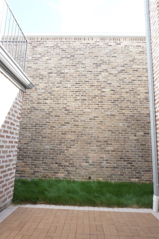 Building Photo - 4006 Breakwood Dr