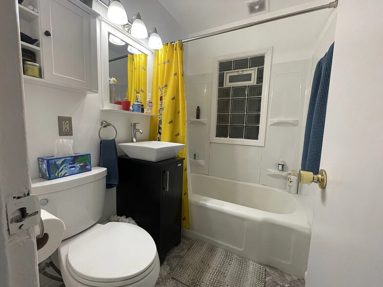 Building Photo - 2156 S 80th St