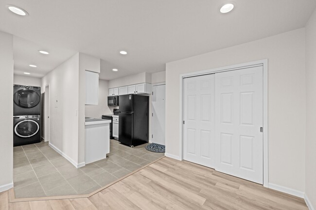 Building Photo - Newly Renovated Condo!