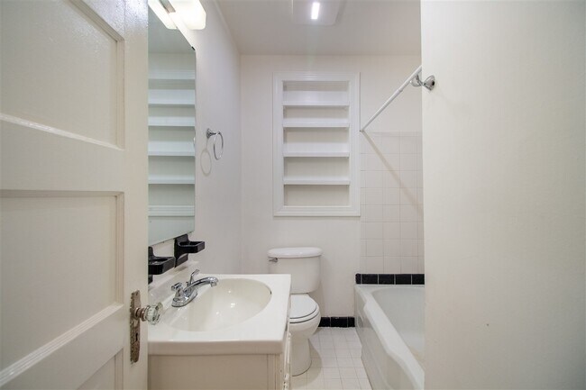 Building Photo - 710 Glenview Dr