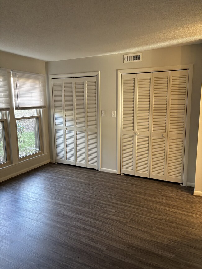 Master bedroom - 159 Turnwood Ln