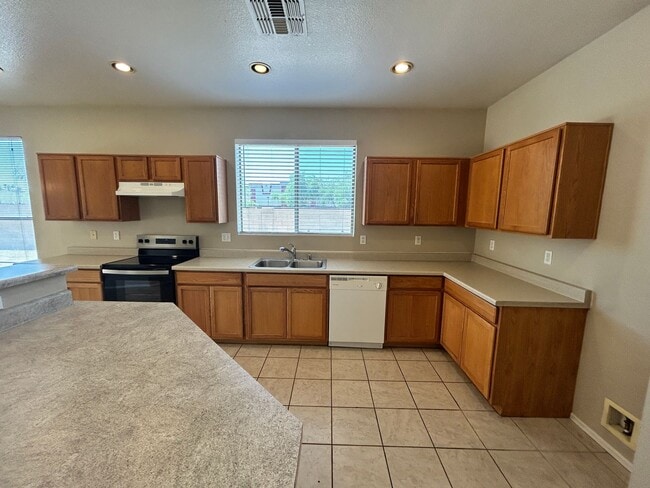 Building Photo - Spacious single story Peoria stunner w/New...