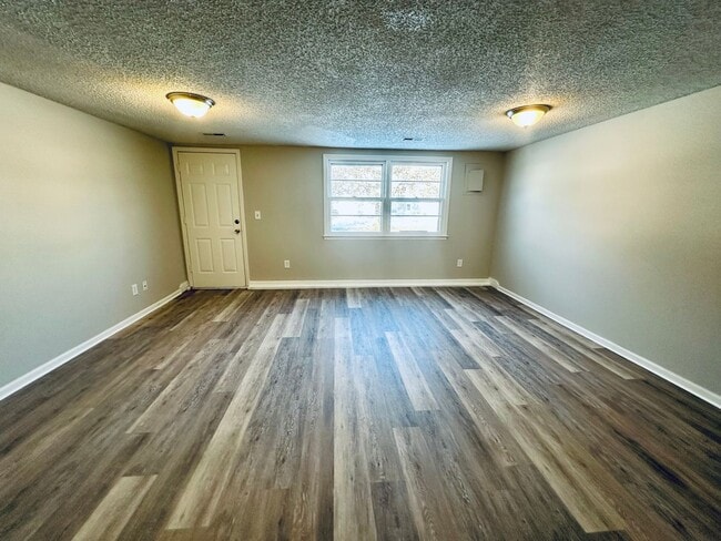 Building Photo - {1811} Updated duplex with great natural light and tons of space + Recently Renovated + Stainless...