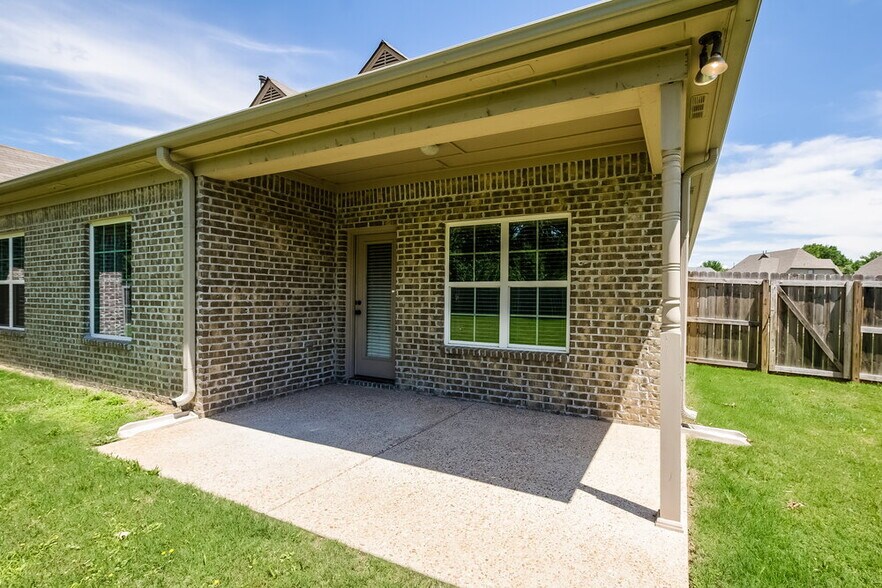 Building Photo - 5009 Forest Oasis Ln