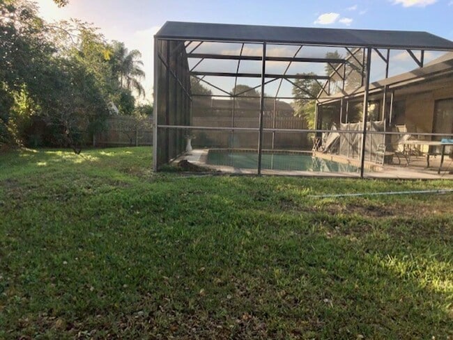Building Photo - MOVE IN NOW! 4x3 Screened in pool home!!! ...
