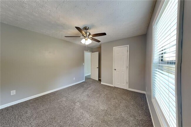 Building Photo - 4006 Maxanne Dr NW