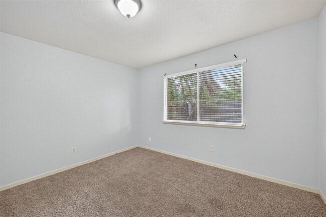 Building Photo - 3906 Glen Cove Cir