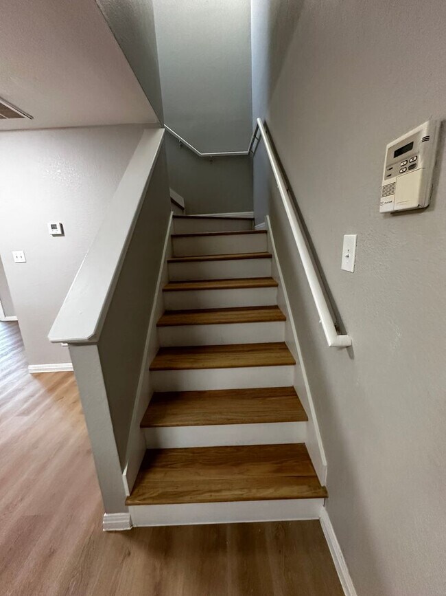 Building Photo - Ginder Properties2 (2906 Kestrel Dr)