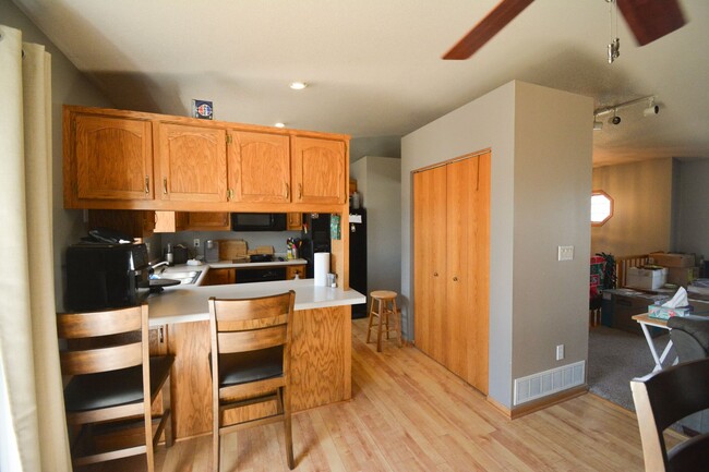 Building Photo - 4 bed 2 bed For Rent in Country Club Manor!
