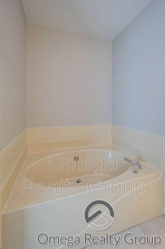 Building Photo - 8508 English Oak Loop