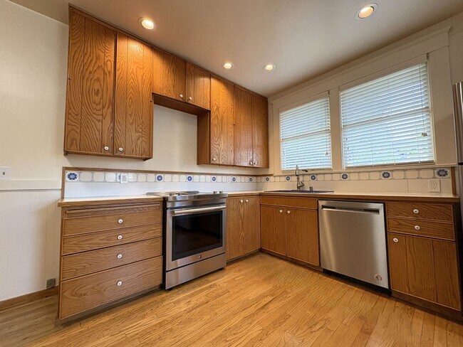 Building Photo - Charming Craftsman Style Home for Rent in ...