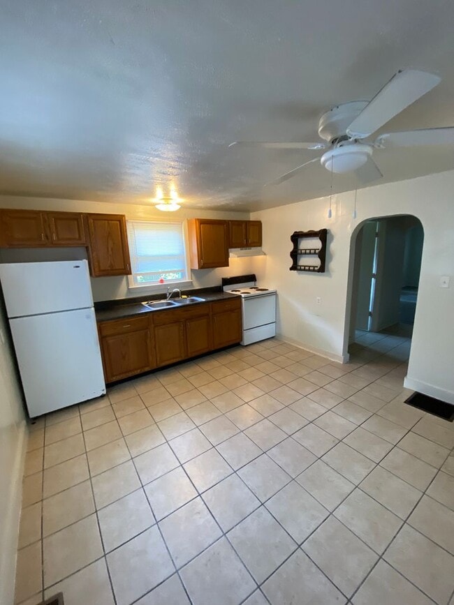 Building Photo - 2 Bedroom House Basement & Garage - Fenced...