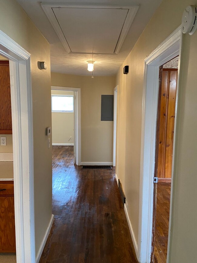 Building Photo - **ON HOLD**3 Bedroom / 1 Bathroom Home for...
