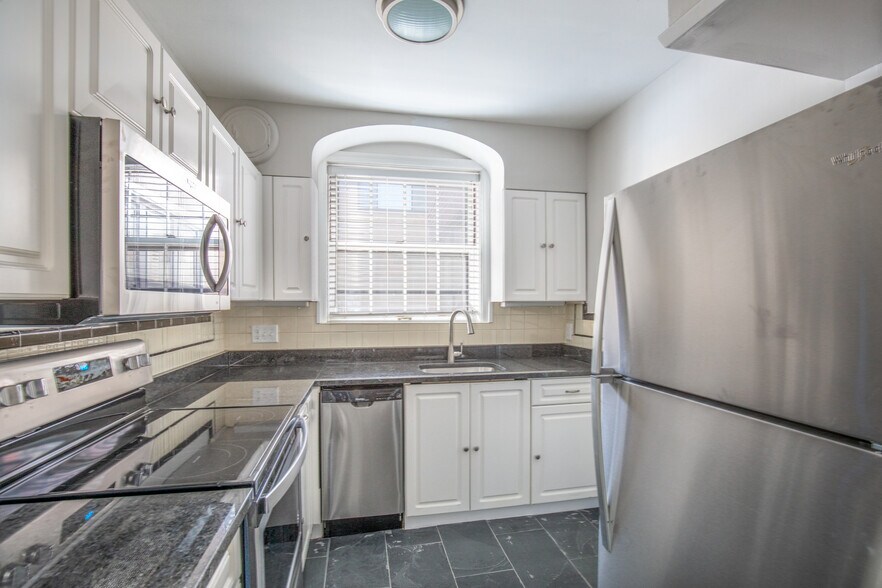 Building Photo - 7535 Oxford Dr