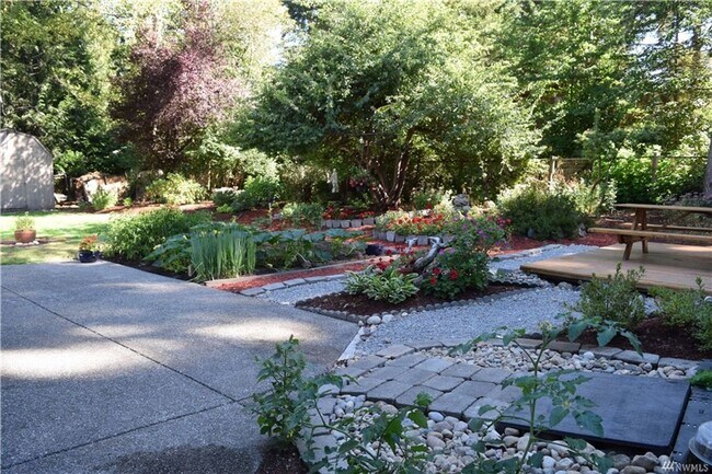 Building Photo - Charming 4 Bed 2 Bath Rambler in Sought After Neighborhood-Sammamish