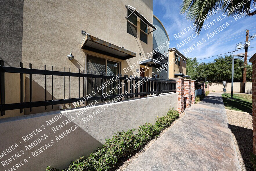 Building Photo - 1406 W Main St