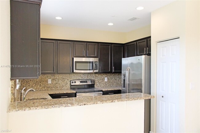 Building Photo - 3 br, 2.5 bath Townhome - 12442 Emerald Cr...