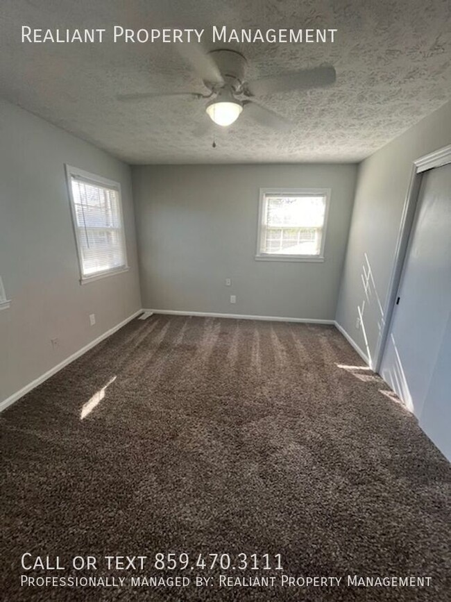 Building Photo - 3-bedroom, 2 full bath duplex in the desir...