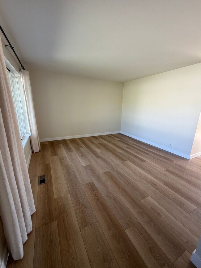 Building Photo - GORGEOUS SPACOUS HOMESTEAD!!!