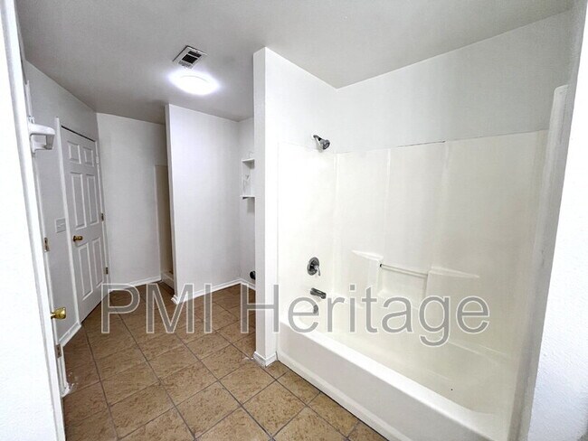 Building Photo - 606 Virginia St