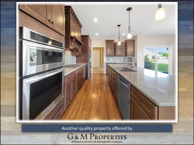 Building Photo - Rarely Available - Large Executive Rental ...