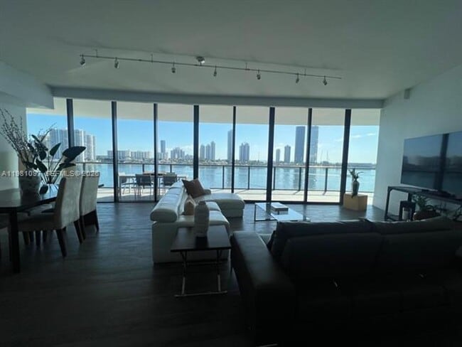 Building Photo - 5500 Island Estates Dr