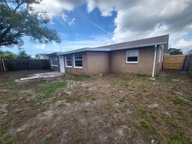 Building Photo - 3136 Huntington Rd