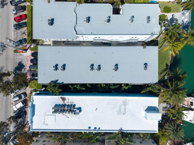 Building Photo - 6905 Bay Dr