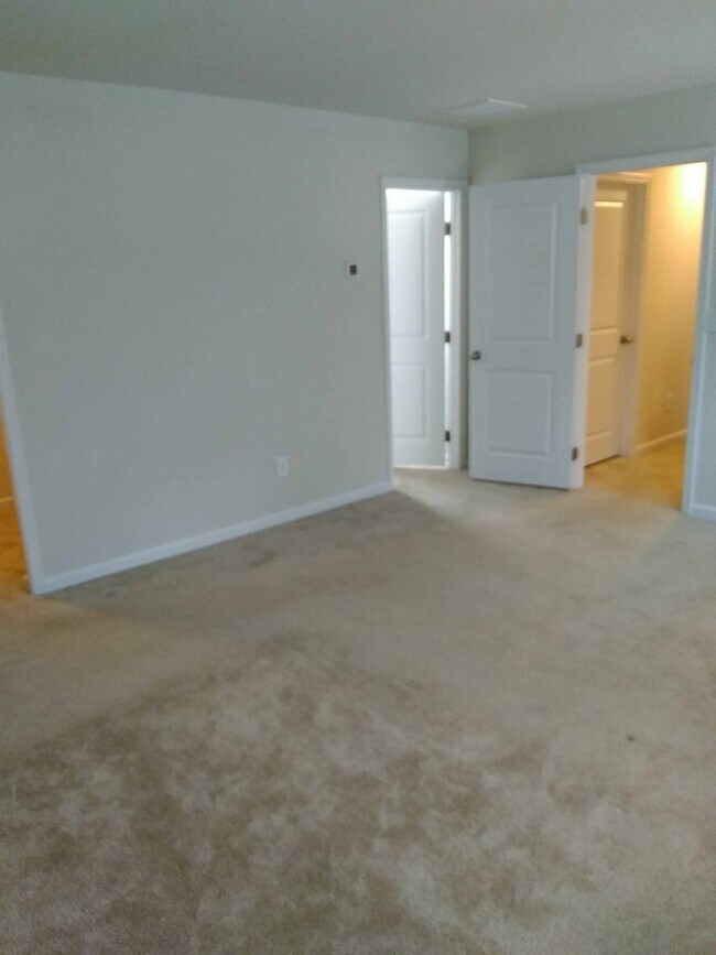 Building Photo - Newer Home Just Minutes From Uptown!